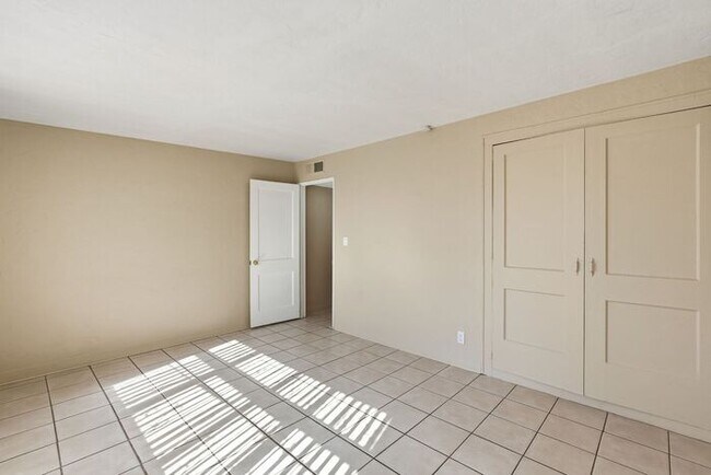 Building Photo - Light-Filled Tucson 2 Bedroom Rental – Move In This November!