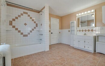 Building Photo - Newly renovated 6-bedroom, 2-bath single-family home - OPEN HOUSE - Saturday, August 1st @ 12noon