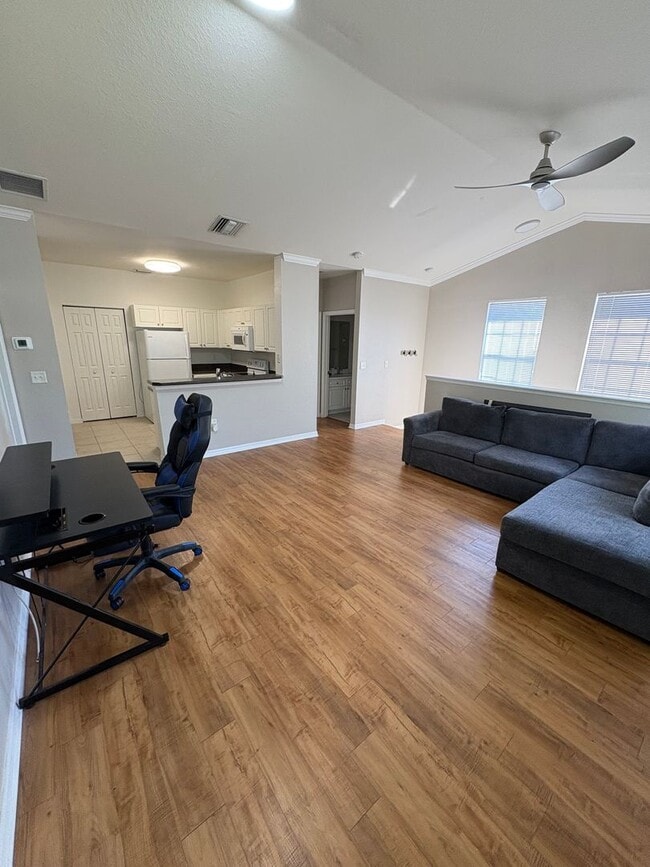 Building Photo - Bright & Beautiful 2/2 Condo in The Estate...