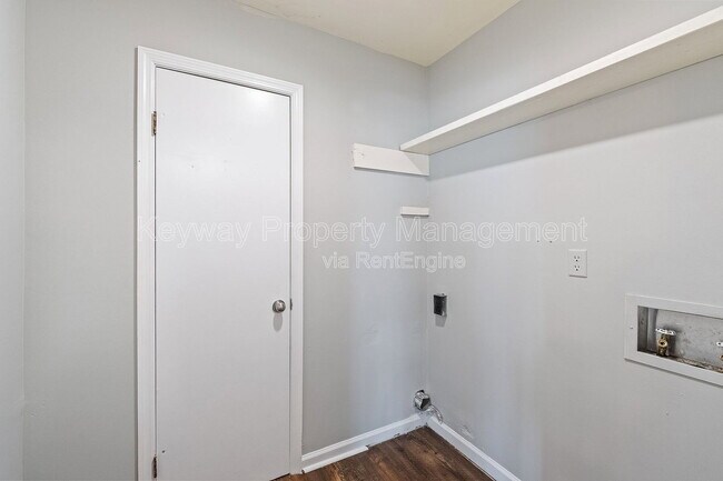 Building Photo - 3933 Miramar Dr Ext