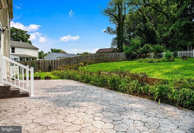 Building Photo - 703 E Broadway