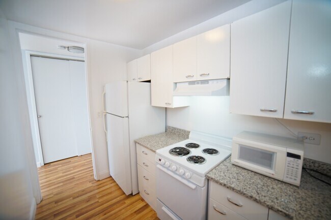 Building Photo - 2626 N Lakeview Ave