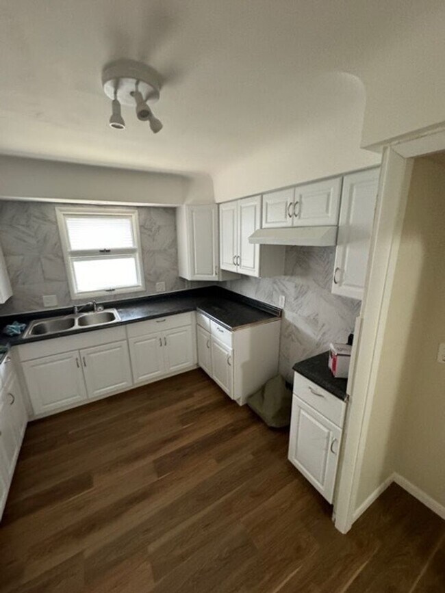 Building Photo - Charming 3-Bedroom Property in Prime Location