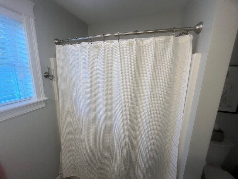 Bathroom - 49 Smith St