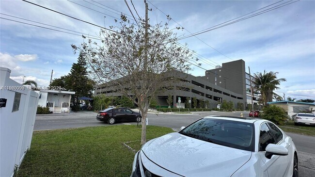 Building Photo - 514 NE 4th Ave