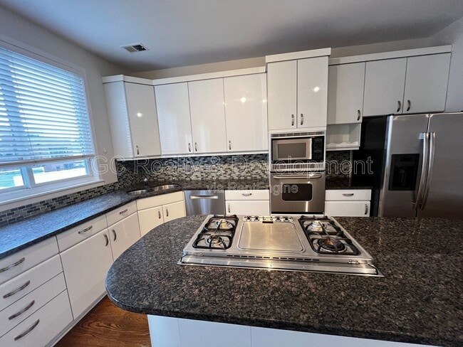 Building Photo - 1423 W Oakdale Ave