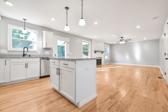 Building Photo - Pet Friendly Three Bedroom!
