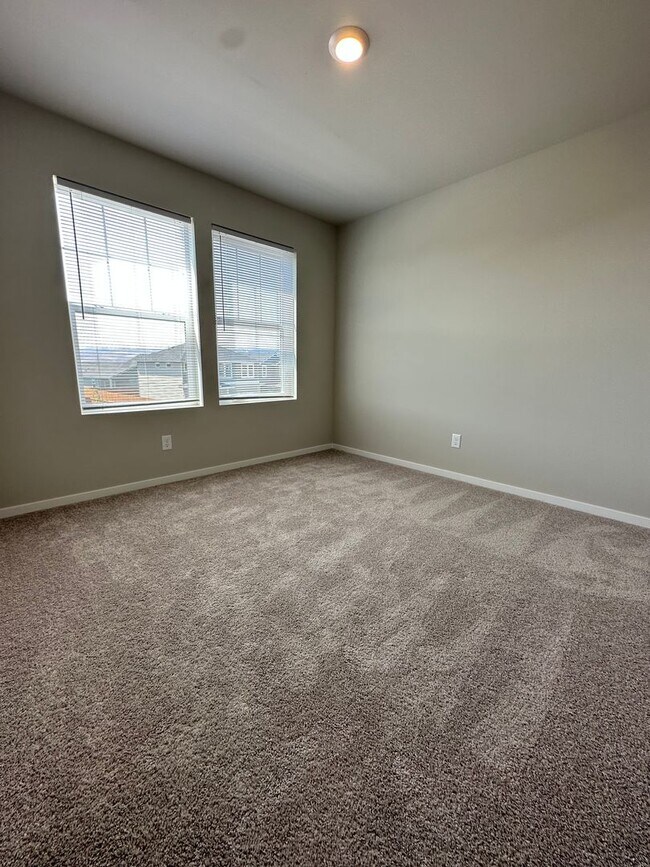 Building Photo - Stunning 4-Bedroom Pet-Friendly Home for L...