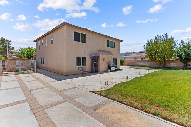 Building Photo - Huge 4 bed and 3 bath with bonus room and ...