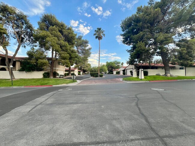 Building Photo - Hidden gem in the heart of Las Vegas