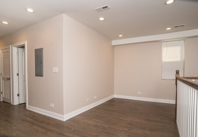 Building Photo - 2135 W 19th St