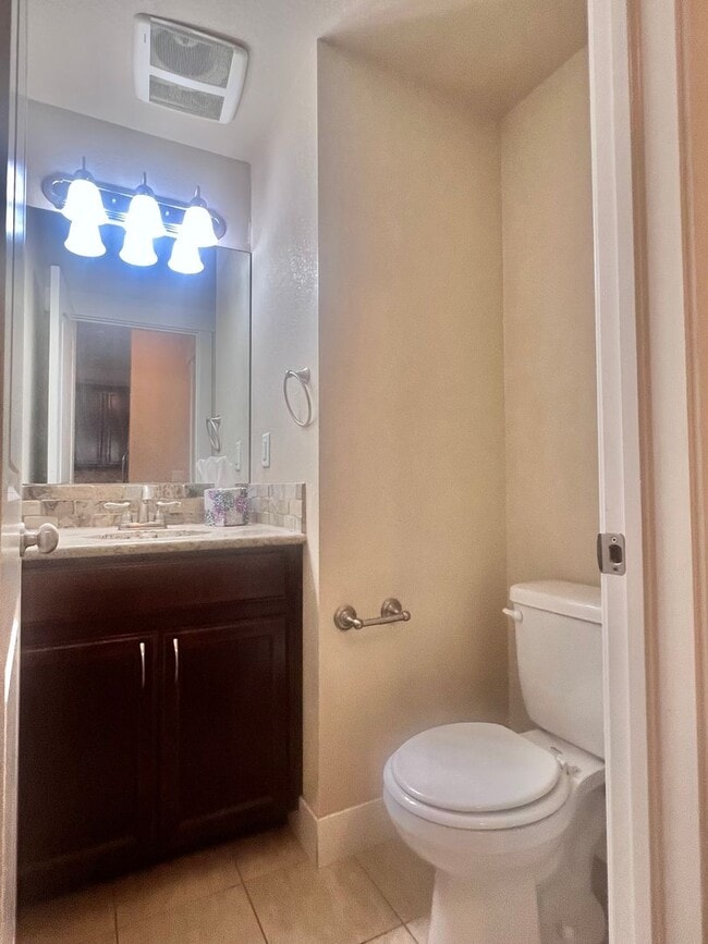 Building Photo - 3 bedroom/2.5 bath Condo with attached 2 car garage In Fossil Lake Subdivision in Fort Collins, CO