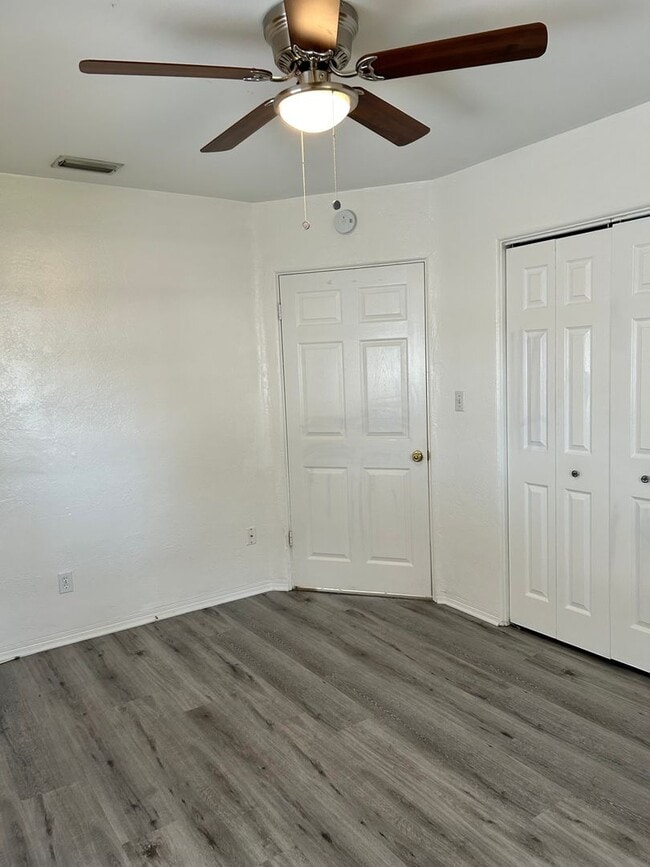 Building Photo - 2 bed 1 Bath House in Ideal Location in St Pete