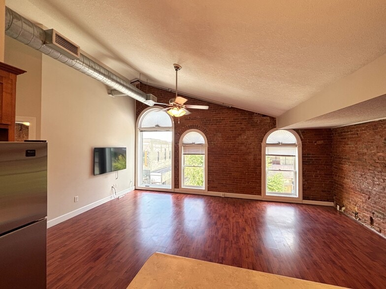 Building Photo - 135 E Prairie Ave