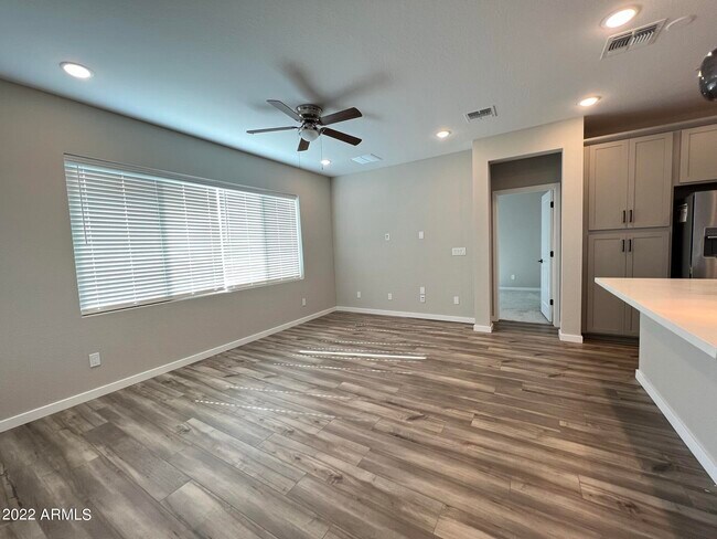 Building Photo - 746 E Doral Ave