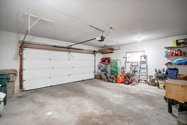 Building Photo - Parkwood Hills – Spacious 4 Bedroom, 3 Bat...