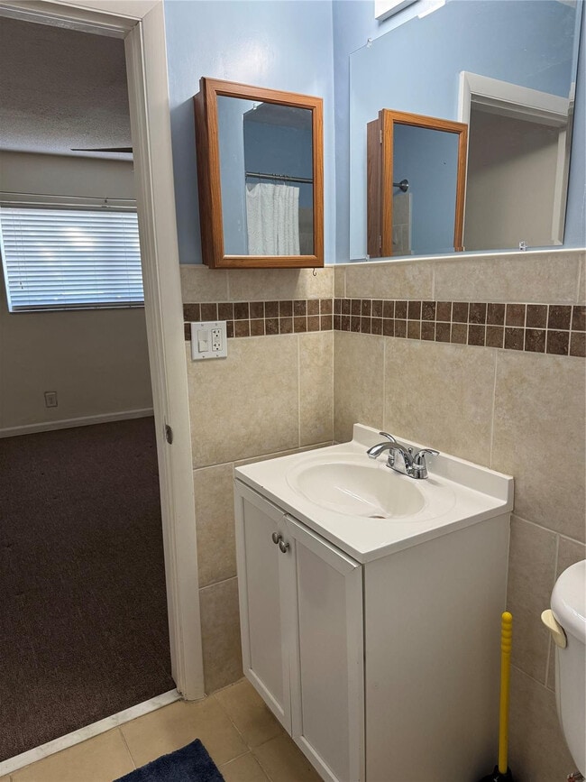 Building Photo - 2100 NE 38th St