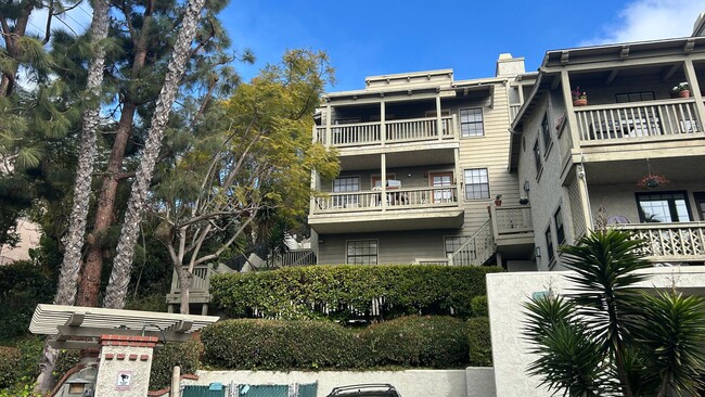 Building Photo - Top-Floor Old Town Gem with Stunning Views...