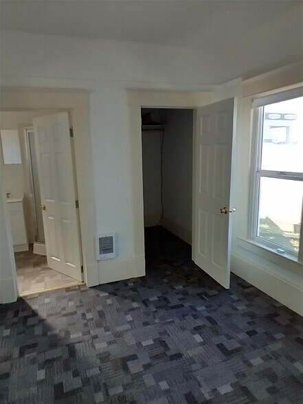 Building Photo - 302 Maple St