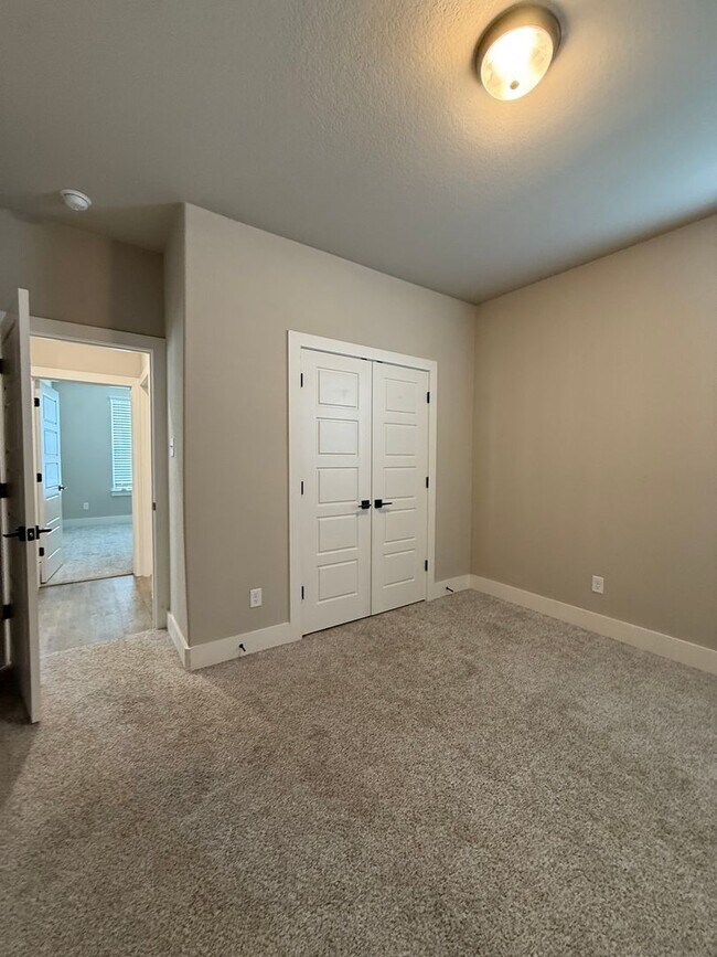 Building Photo - 3/2/2 GODLEY ISD - CUSTOM Upgrades Pets Welcome Commuter Friendly
