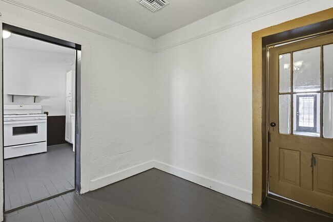 Building Photo - 839 S 8th Ave