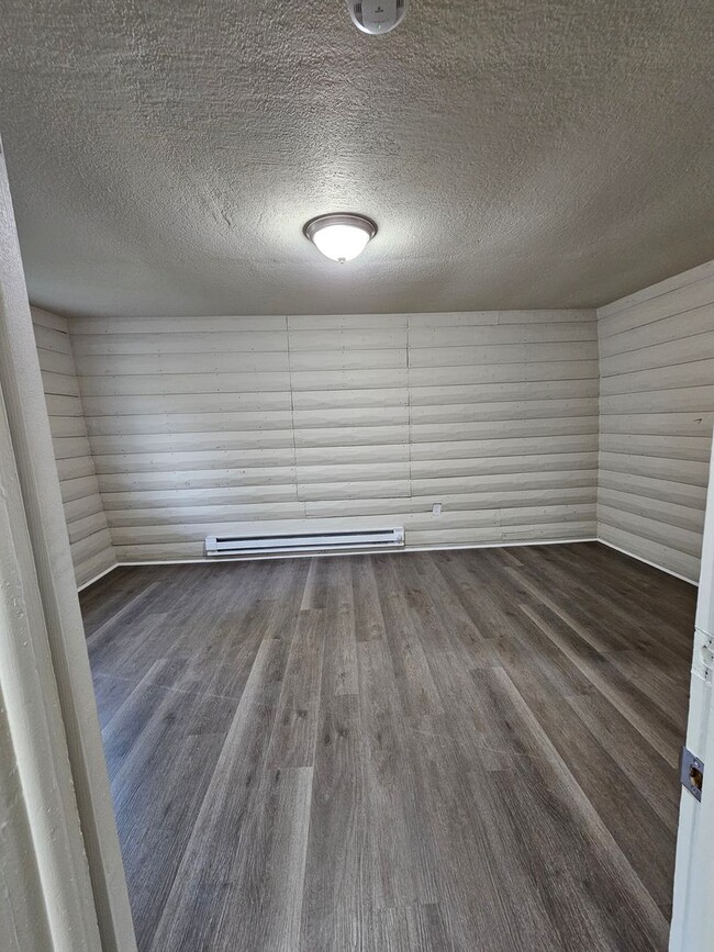 Building Photo - 2 Bedroom 1 Bath Home