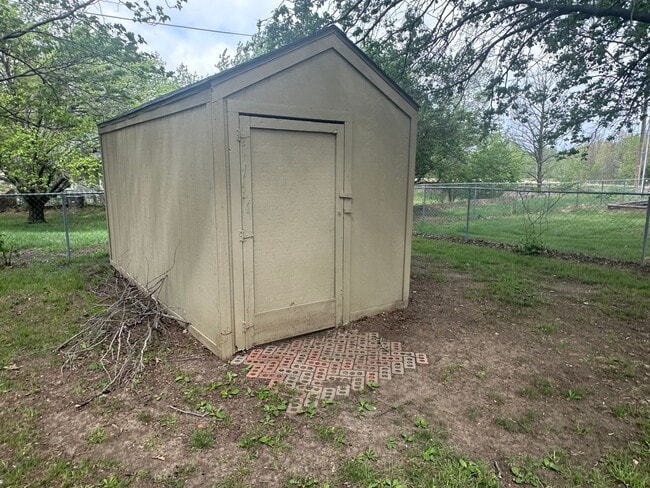 Building Photo - 4 bedroom, 2 1/2 bath