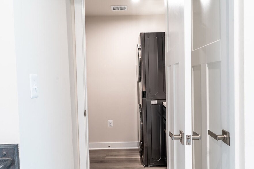 Building Photo - 100 Matisse Pl