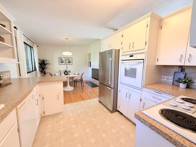 Building Photo - Charming 2 Bedroom Condo in SW Portland!