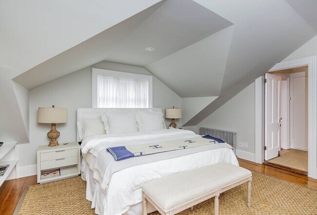 Building Photo - 135 Meeting House Ln