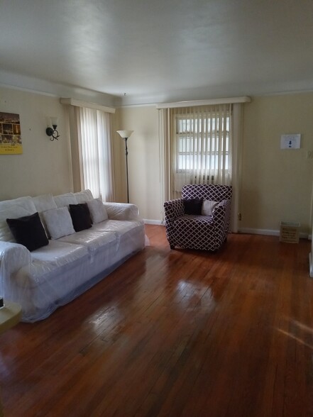 Fully Furnished Living Room - 11742 Beaconsfield St