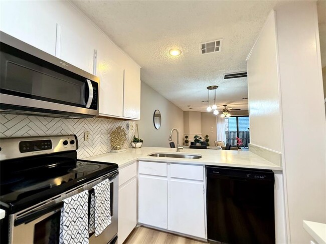 Building Photo - 7122 Wood Hollow Dr