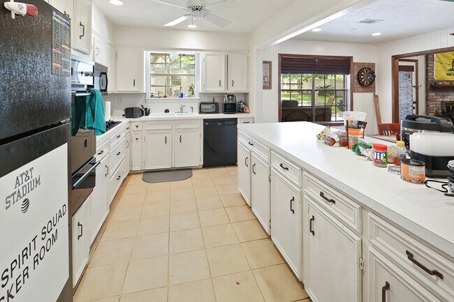 Building Photo - 1406 Angelina Cir