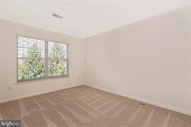 Building Photo - WELL MAINTAINED TOWNHOUSE WITH ONE CAR GARAGE, DECK,