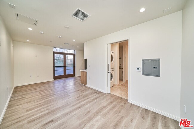 Building Photo - 951 S Wilton Pl