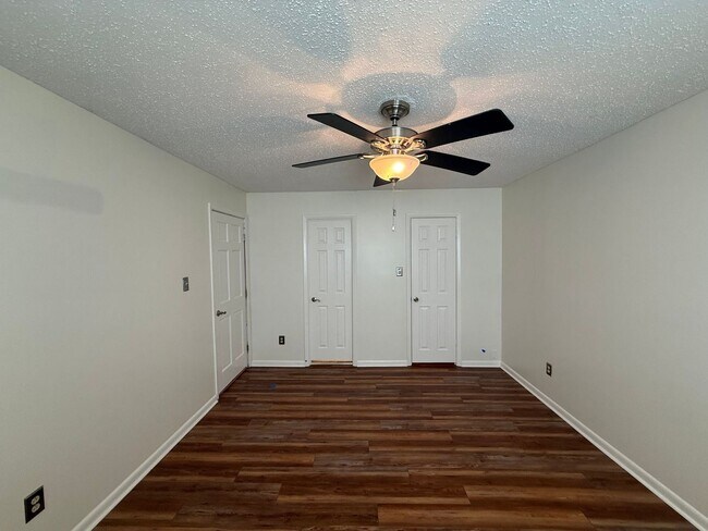 Building Photo - Chesapeake Bay Condo – One Block from the Beach!