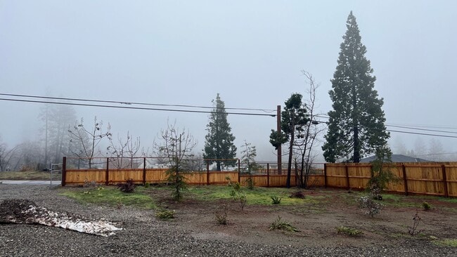 Building Photo - Newer Manufactured home  Paradise Location, 2 bed 2 bath, with office