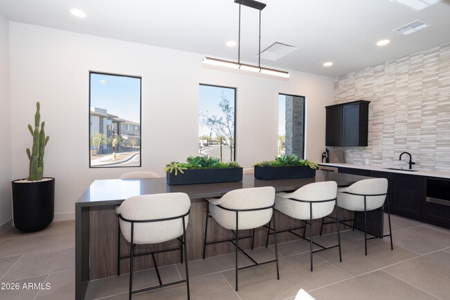 Building Photo - 2121 W Sonoran Desert Dr