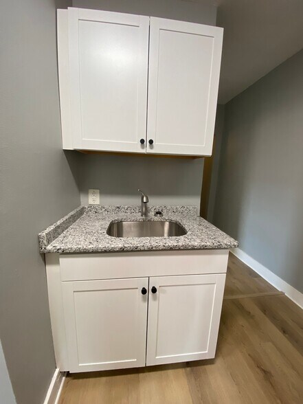 Building Photo - 619 N 32nd St