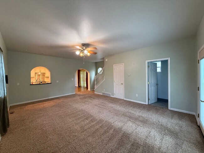 Building Photo - Spacious South Hill Home