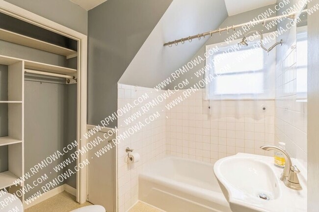 Building Photo - 1112 Main St