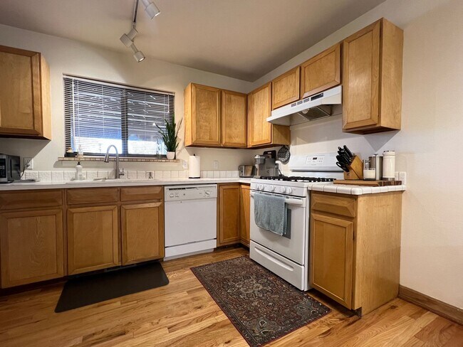 Building Photo - Spacious 4 Bed/3.5 Bath in Boulder - Available July 6th!