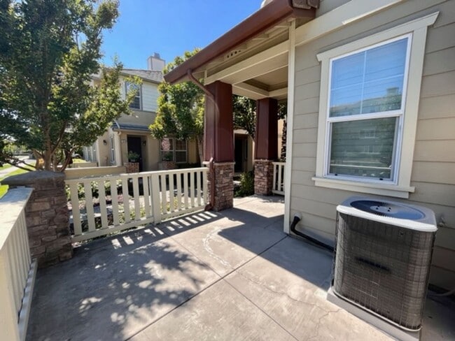 Building Photo - Beautiful 3BD/3BA, Two-Story Corner Unit C...