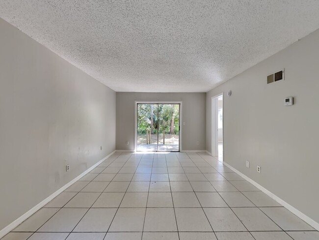 Building Photo - 2549 S Oak Ave
