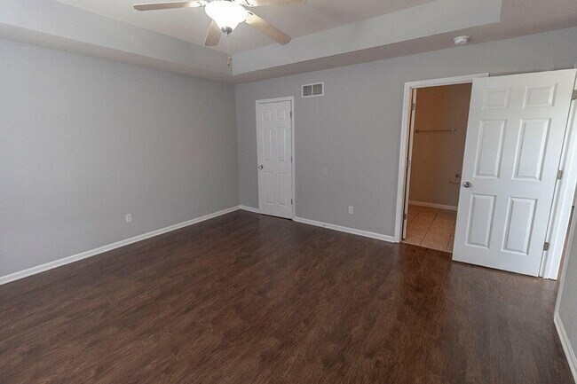 Building Photo - 1945 Center St