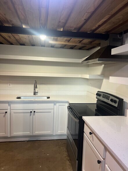 Building Photo - 4216 Poinsetta Dr
