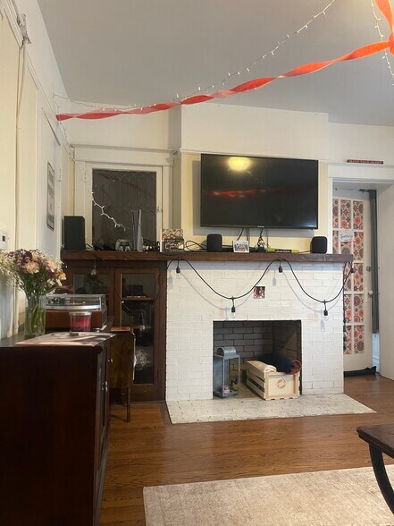 Building Photo - 829 Simpson St