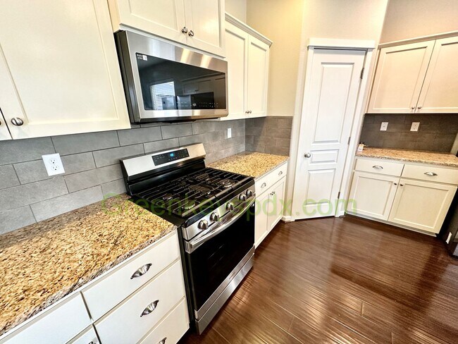 Building Photo - Gorgeous 3-Bedroom 2.5-Bathroom House with...