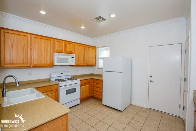 Building Photo - Inviting 3Bdm 2Ba Single-Story Home in Henderson! 55 Plus Community.