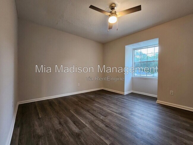 Building Photo - 111 E Mell St